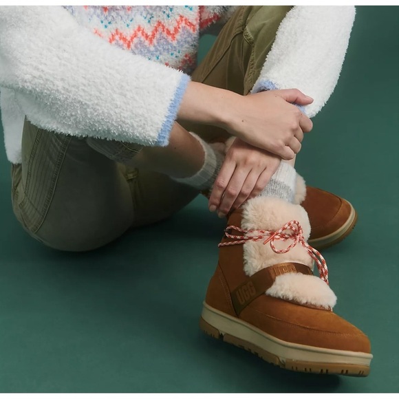 UGG Chestnut Classic Weather Hiker Boots 9 - Picture 4 of 15